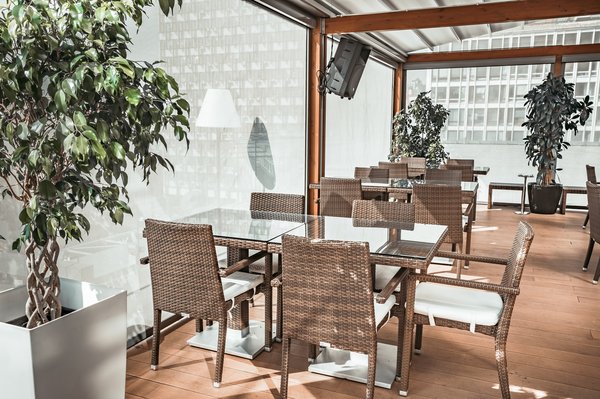 Mobilier restaurant en verre : élégance et modernité à table